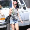 Nicole Richie, les cheveux teints en rose, se promène avec des amies à Beverly Hills, le 4 avril 2015.