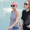 Nicole Richie, les cheveux teints en rose, se promène avec des amies à Beverly Hills, le 4 avril 2015.