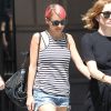 Nicole Richie, les cheveux teints en rose, se promène avec des amies à Beverly Hills, le 4 avril 2015.