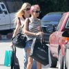 Exclusif - Nicole Richie, les cheveux teints en rose, fait du shopping avec une amie à Beverly Hills , le 4 avril 2015. La rumeur disait que Nicole Richie attendrait son 3ème mai vu sa tenue cela semble difficile à croire.  Exclusive - For Germany Call For Price - Reality star Nicole Richie spotted out shopping with friends in Beverly Hills, California on April 4, 2015. Rumors were swirling that Nicole was pregnant with baby number 3 but its hard to tell with her loose fitting tank top.04/04/2015 - Beverly Hills