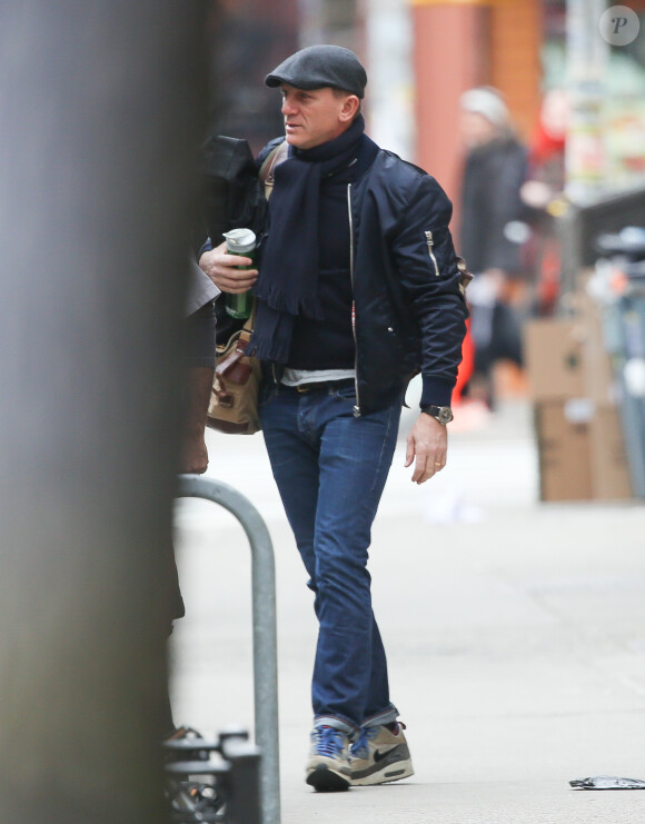 Exclusif - Daniel Craig, sur ses deux jambes, quitte Mexico après son accident sur le tournage du dernier film James Bond "Spectre". Photos prises le 31 mars 2015.