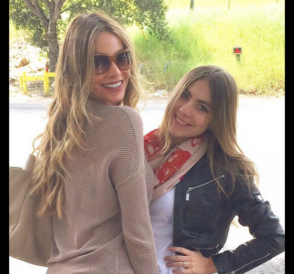 Sofia Vergara à l'occasion des fêtes de Pâques avec sa nièce Claudia, sur Instagram le 5 avril 2015