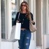Exclusif - Sofia Vergara fait du shopping sur Melrose Place à West Hollywood, le 3 avril 2015. Elle porte un jeans déchiré.  