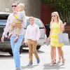 Reese Witherspoon et ses enfants ainsi que son mari lors du dimanche de Pâques se rend à l'église en famille, à Venice, Los Angeles, le 5 avril 2015 