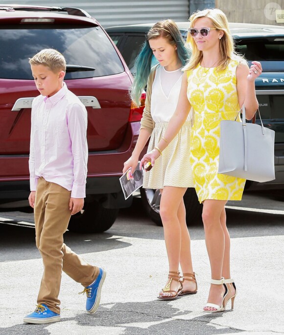 Reese Witherspoon avec Ava, Deacon et Tennessee ainsi que son mari Jim, lors du dimanche de Pâques se rend à l'église en famille, à Venice, Los Angeles, le 5 avril 2015 