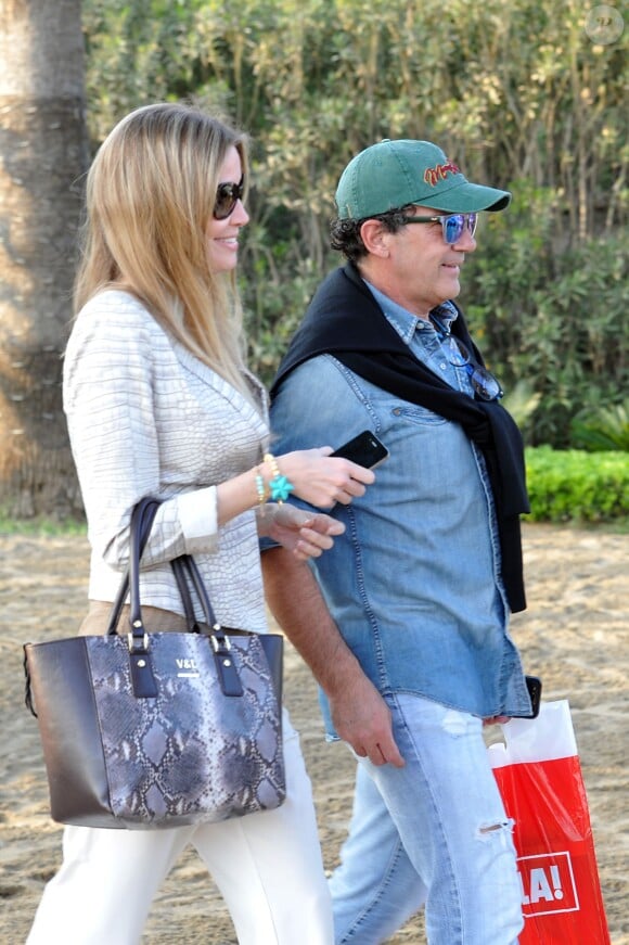 Antonio Banderas et sa compagne Nicole Kimpel quittent un restaurant à Marbella le 5 avril 2015.