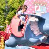 Jennifer Garner s'éclate à Disneyland avec ses enfants Samuel et Seraphina à Anaheim, Los Angeles, le 2 avril 2015.