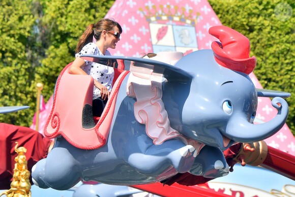 Jennifer Garner s'éclate à Disneyland avec ses enfants Samuel et Seraphina à Anaheim, Los Angeles, le 2 avril 2015.