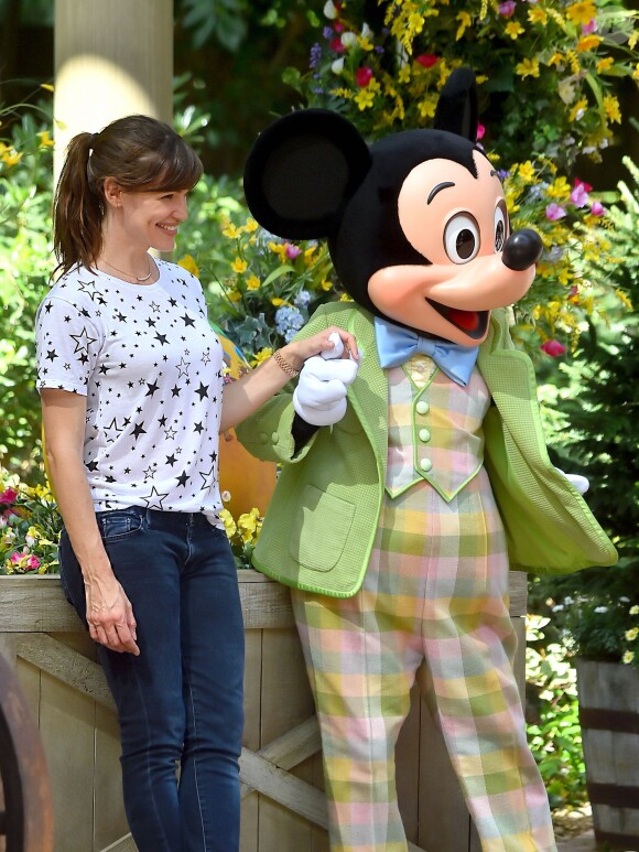 Jennifer Garner, tout sourire aux côtés de Mickey, s'éclate à Disneyland avec ses enfants Samuel et Seraphina à Anaheim, Los Angeles, le 2 avril 2015.