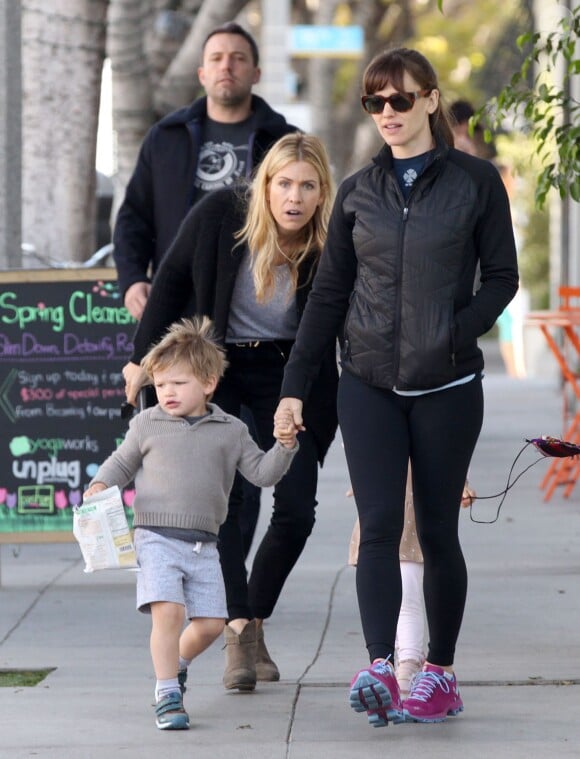 Ben Affleck, sa femme Jennifer Garner et leur fils Samuel sont allés prendre un petit déjeuner dehors à Santa Monica, le 7 avril 2015.