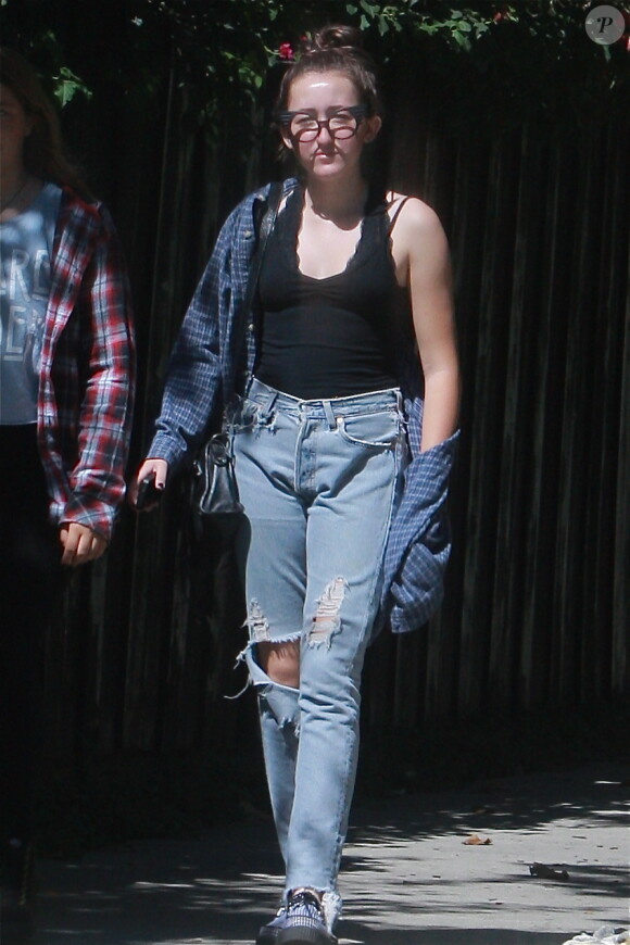 Exclusif - Noah Cyrus a l'air de s'ennuyer en se promenant avec ses amis à Los Angeles, le 26 septembre 2014. 