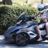 Miley Cyrus fait de la moto "Cam-Am 3" avec sa soeur Noah à Beverly Hills, le 15 septembre 2014. 
