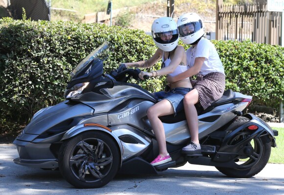Miley Cyrus fait de la moto "Cam-Am 3" avec sa soeur Noah à Beverly Hills, le 15 septembre 2014. 