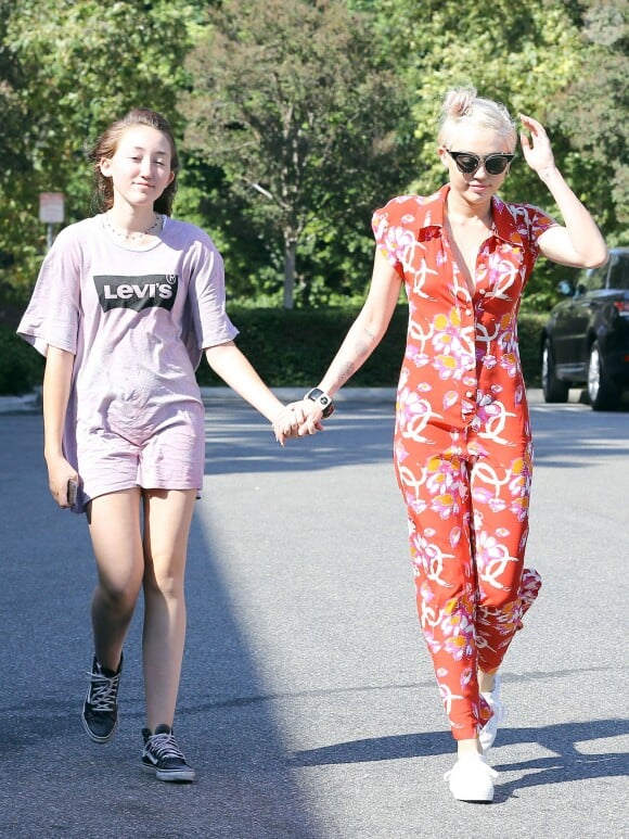 Miley Cyrus et sa soeur Noah vont faire des courses à Los Angeles, le 29 juin 2014. Miley porte son nouveau petit chien Emu dans ses bras. Les deux soeurs se sont d'abord rendues dans une épicerie puis dans le magasin "Bed Bath and Beyond". No web - No blog For Germany call for price Exclusive - Despite her scandalous on stage persona and untamed rockstar lifestyle, Miley Cyrus still takes time out to bond with her little sister as the two shop together in Los Angeles, California on June 28, 2014. With her cute new Rough Collie pup Emu under her arm and clad in Chanel accessories, Miley is all smiles as she shops with 14 year old Noah at the grocery store and then Bed, Bath and Beyond. The Cyrus sisters picked up a pizza maker, cutting board and juice dispenser among other goodies.29/06/2014 - Los Angeles