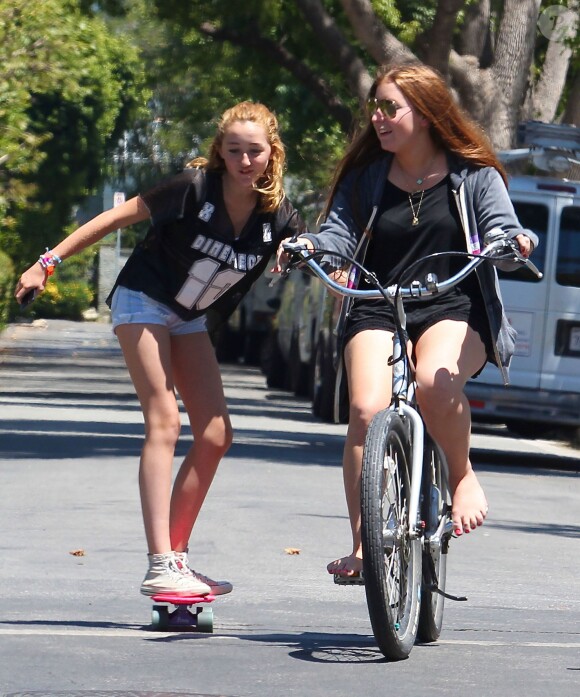 Exclusif - Noah Cyrus fait du skateboard avec une amie a Los Angeles, le 8 aout 2013.