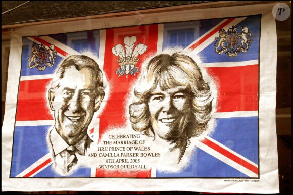 Souvenir, photographié en mars 2005, du mariage du prince Charles et de Camilla Parker Bowles, qui a eu lieu à Windsor le 9 avril 2005
