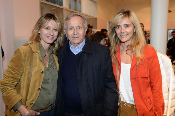 Jean Poniatowski entre ses filles Sarah Lavoine et Marie Poniatowski lors de l'inauguration du nouveau design éphémère de la boutique Comptoir des cotonniers de Saint-Sulpice à Paris, le 9 avril 2015