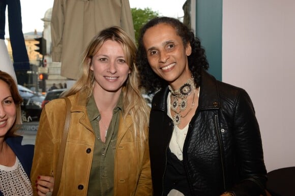 Sarah Lavoine et Karine Silla lors de l'inauguration du nouveau design éphémère de la boutique Comptoir des cotonniers de Saint-Sulpice à Paris, le 9 avril 2015