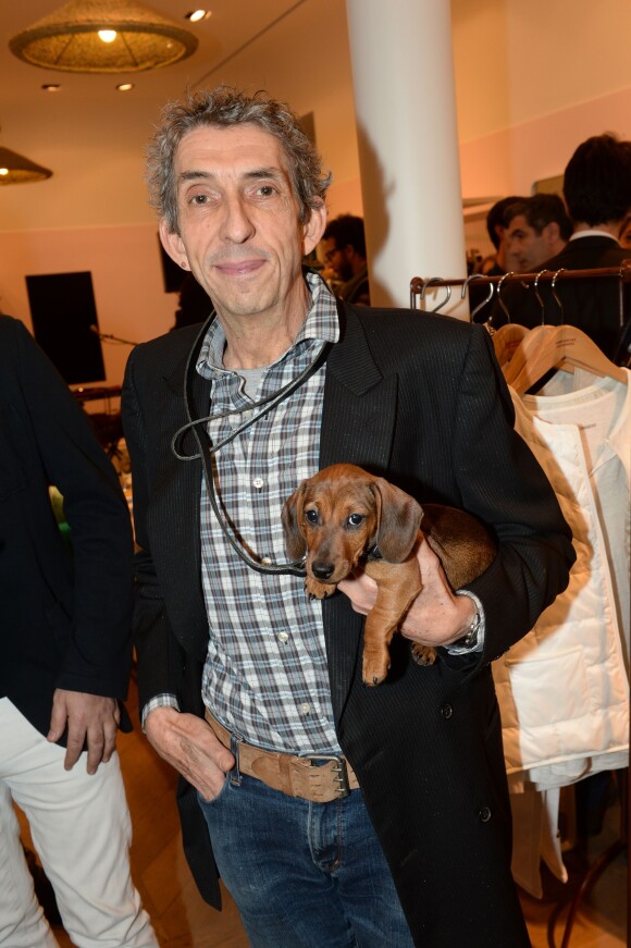 Michel Klein et son chien lors de l'inauguration du nouveau design éphémère de la boutique Comptoir des cotonniers de Saint-Sulpice à Paris, le 9 avril 2015