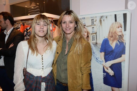 Sarah Lavoine et sa fille Yasmine lors de l'inauguration du nouveau design éphémère de la boutique Comptoir des cotonniers de Saint-Sulpice à Paris, le 9 avril 2015