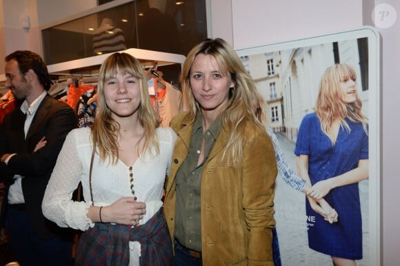 Sarah Lavoine et sa fille Yasmine lors de l'inauguration du nouveau design éphémère de la boutique Comptoir des cotonniers de Saint-Sulpice à Paris, le 9 avril 2015