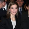 La reine Letizia d'Espagne assurait au nom de sa fille Leonor, princesse des Asturies, la remise du Prix Princesse de Gérone pour la recherche scientifique, le 9 avril 2015 à la résidence étudiante de Madrid.