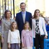 La reine Sofia, le roi Felipe et la reine Letizia d'Espagne avec les princesses Leonor et Sofia lors de la messe de Pâques à Majorque le 5 avril 2015