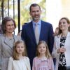 La reine Sofia, le roi Felipe et la reine Letizia d'Espagne avec les princesses Leonor et Sofia lors de la messe de Pâques à Majorque le 5 avril 2015