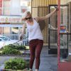 Gwen Stefani manque de tomber dans la rue à la sortie d'un salon d'acupuncture à Los Angeles. La nounou porte le petit Apollo dans ses bras. Le 13 mars 2015 