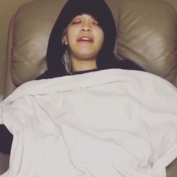 Rita Ora tente de s'exprimer après s'être fait retirer les dents de sagesse. Tentative infructueuse ! Vidéo publiée le 9 avril 2015.