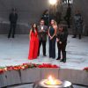 Kim Kardashian et sa soeur Khloe Kardahian visitent, accompagnées de leurs cousines Kourtni et Kara, le mémorial du génocide, pour commémorer le 100ème anniversaire du génocide arménien, à Erevan, le 10 avril 2015, lors de leur voyage dans leur pays d'origine. 