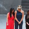 Kim Kardashian et sa soeur Khloe Kardahian visitent le mémorial du génocide, pour commémorer le 100ème anniversaire du génocide arménien, à Erevan, le 10 avril 2015, lors de leur voyage dans leur pays d'origine. Kim Kardashian and her husband Kanye West and her sister Khloe Kardashian visit flanked by theirs cousins Kourtni and Kara, the genocide memorial, which commemorates the 1915 mass killing of Armenians in the Ottoman Empire, in Yerevan on April 10, 2015.10/04/2015 - Erevan