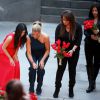 Kim Kardashian, son mari Kanye West et sa soeur Khloe Kardahian visitent, accompagnés de leurs cousines Kourtni et Kara, le mémorial du génocide, pour commémorer le 100ème anniversaire du génocide arménien, à Erevan, le 10 avril 2015, lors de leur voyage dans leur pays d'origine. Kim Kardashian and her husband Kanye West and her sister Khloe Kardashian visit flanked by theirs cousins Kourtni and Kara, the genocide memorial, which commemorates the 1915 mass killing of Armenians in the Ottoman Empire, in Yerevan on April 10, 2015.10/04/2015 - Erevan