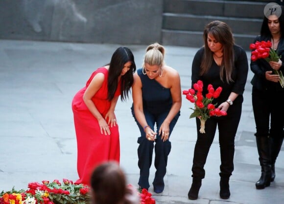 Kim Kardashian, son mari Kanye West et sa soeur Khloe Kardahian visitent, accompagnés de leurs cousines Kourtni et Kara, le mémorial du génocide, pour commémorer le 100ème anniversaire du génocide arménien, à Erevan, le 10 avril 2015, lors de leur voyage dans leur pays d'origine. Kim Kardashian and her husband Kanye West and her sister Khloe Kardashian visit flanked by theirs cousins Kourtni and Kara, the genocide memorial, which commemorates the 1915 mass killing of Armenians in the Ottoman Empire, in Yerevan on April 10, 2015.10/04/2015 - Erevan