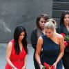 Kim Kardashian, son mari Kanye West et sa soeur Khloe Kardahian visitent, accompagnés de leurs cousines Kourtni et Kara, le mémorial du génocide, pour commémorer le 100ème anniversaire du génocide arménien, à Erevan, le 10 avril 2015, lors de leur voyage dans leur pays d'origine.