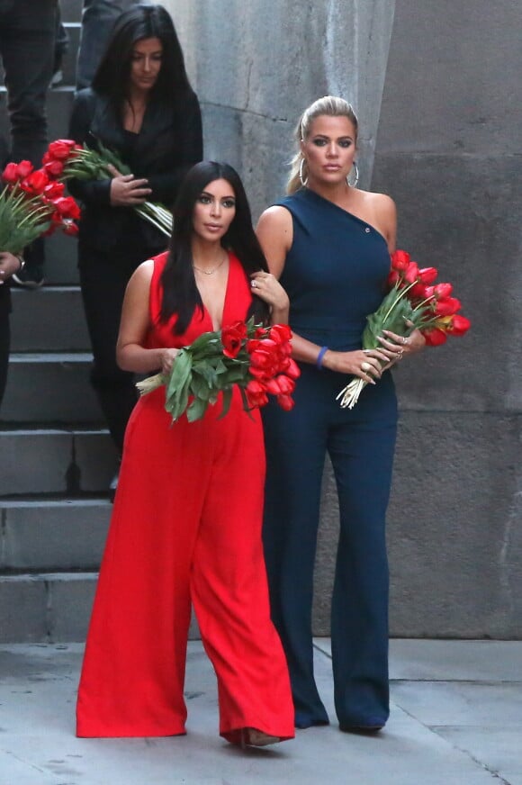 Kim Kardashian et sa soeur Khloe Kardahian visitent pour commémorer le 100ème anniversaire du génocide arménien, à Erevan, le 10 avril 2015, lors de leur voyage dans leur pays d'origine. 