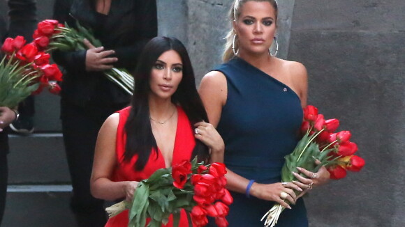 Kim Kardashian sublime en rouge avec Kanye West et Khloe en Arménie