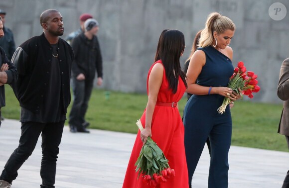 Kim Kardashian, son mari Kanye West et sa soeur Khloe Kardahian visitent, accompagnés de leurs cousines Kourtni et Kara, le mémorial du génocide, pour commémorer le 100ème anniversaire du génocide arménien, à Erevan, le 10 avril 2015, lors de leur voyage dans leur pays d'origine. 