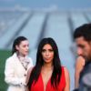 Kim Kardashian sublime pour visiter le mémorial du génocide, pour commémorer le 100ème anniversaire du génocide arménien, à Erevan, le 10 avril 2015, lors de leur voyage dans leur pays d'origine.