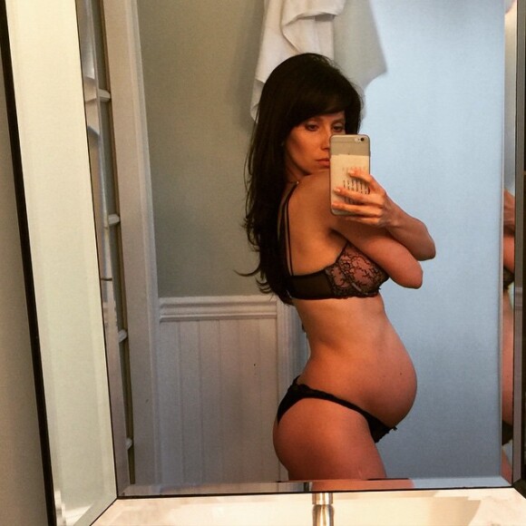 Hilaria Baldwin, en petite tenue, affiche son ventre rond après 6 mois et demi de grossesse. Photo postée le 10 avril 2015.