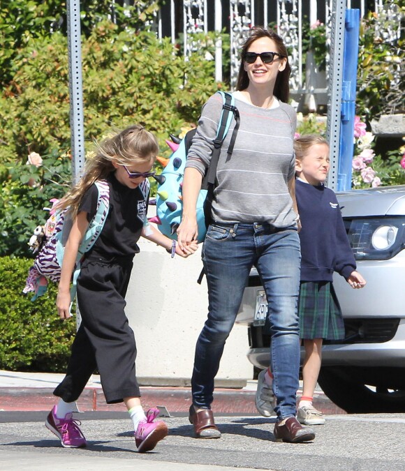 Jennifer Garner se promène avec ses filles Seraphina et Violet à Santa Monica, le 10 avril 2015 