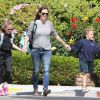 Jennifer Garner se promène avec ses filles Seraphina et Violet à Santa Monica, le 10 avril 2015