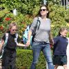 Jennifer Garner se promène avec ses filles Seraphina et Violet à Santa Monica, le 10 avril 2015