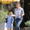 Jennifer Garner va déjeuner avec sa fille Seraphina à Santa Monica, le 9 avril 2015. 