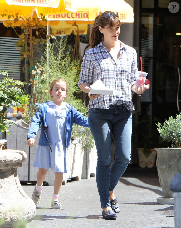 L'actrice Jennifer Garner va déjeuner avec sa fille Seraphina à Santa Monica, le 9 avril 2015. 