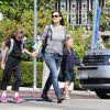 Jennifer Garner se promène avec ses filles Seraphina et Violet à Santa Monica, le 10 avril 2015