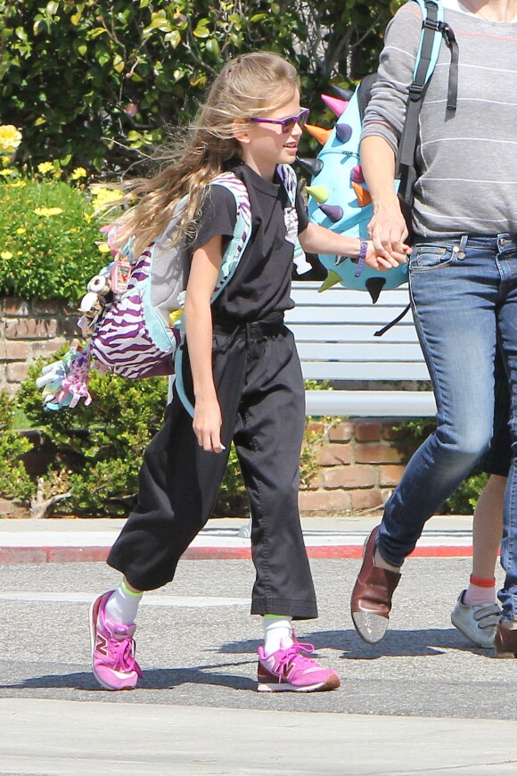L'actrice Jennifer Garner se promène avec ses filles Seraphina et Violet à Santa Monica, le 10 avril 2015