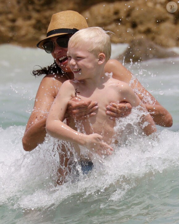 Lilly Becker, l'épouse de Boris Becker, maman heureuse avec son fils Amadeus, le 12 avril 2015 à Miami