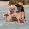  Lilly Becker, l'épouse de Boris Becker, profitait du soleil et de la plage de l'hôtel Marriott de Miami avec son fils Amadeus, le 12 avril 2015 