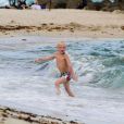  Lilly Becker, l'épouse de Boris Becker, profitait du soleil et de la plage de l'hôtel Marriott de Miami avec son fils Amadeus, le 12 avril 2015 
